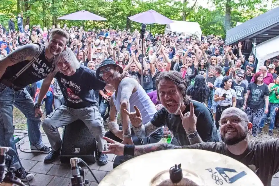 Image from Rhein-Neckar-Zeitung www.rnz.de: 👉 Hier unser letzter Themenschwung für heute: 🎸🎊 *“Dirty Deeds“ fe...