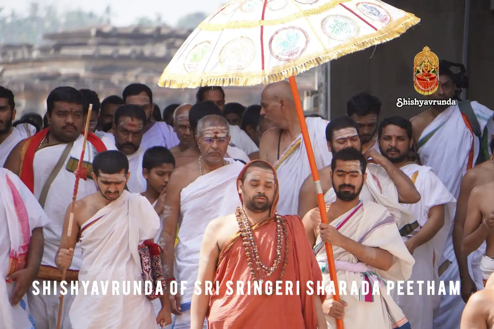 Image from Shishyavrunda of Sri Sringeri Sharada Peetham : माला-सुधा-कुंभ-विबोधमुद्रा- विद्याविराजत्करवारिजाताम् | अपारकारुण्य सु...