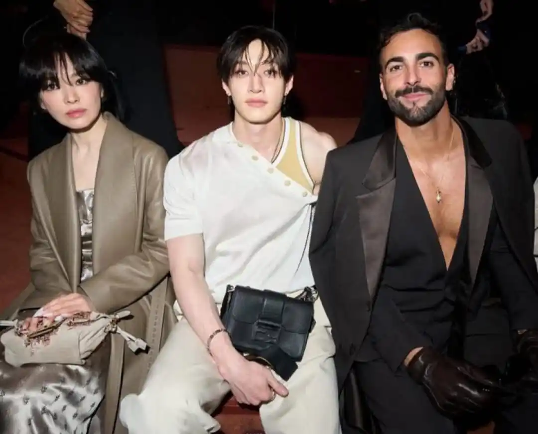 Image from 𝐓𝐡𝐞 𝐖𝐨𝐫𝐥𝐝 🌎 𝐀𝐛𝐨𝐮𝐭 𝐒𝐭𝐫𝐚𝐲 𝐊𝐢𝐝𝐬 ❤️: 📸| *Atualização* Bang Chan com o cantor italiano Marco Mengoni e a at...