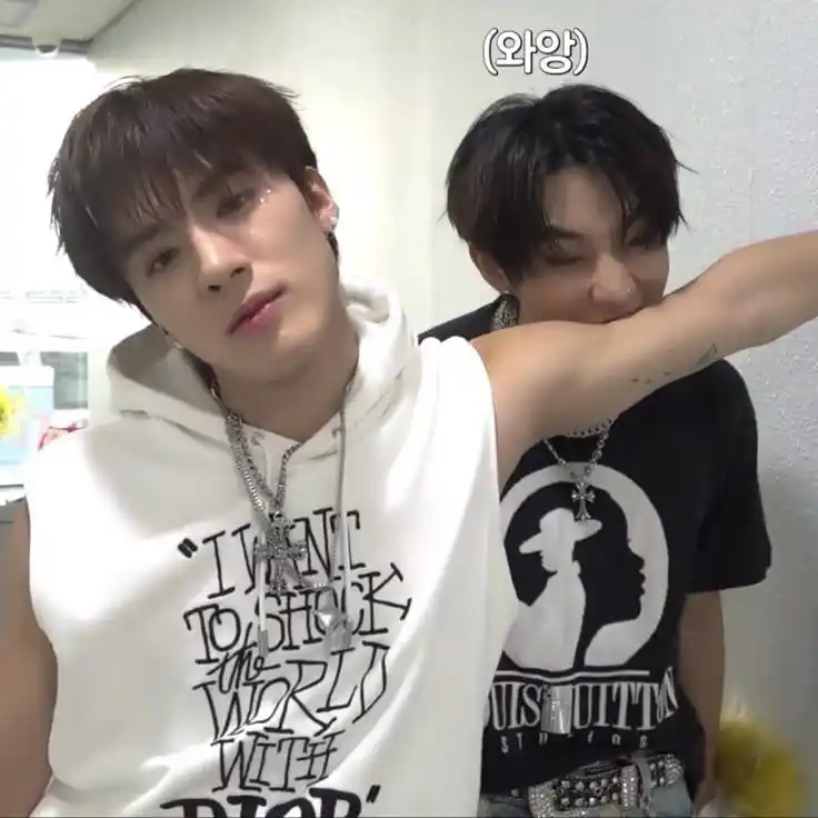 Image from — 🍒 𝘤𝘩𝘦𝘳𝘳𝘺𝘣𝘰𝘮𝘣.¹²⁷ ୭˚. ᵎᵎ: I need someone to explain me why Sunwoo does this......