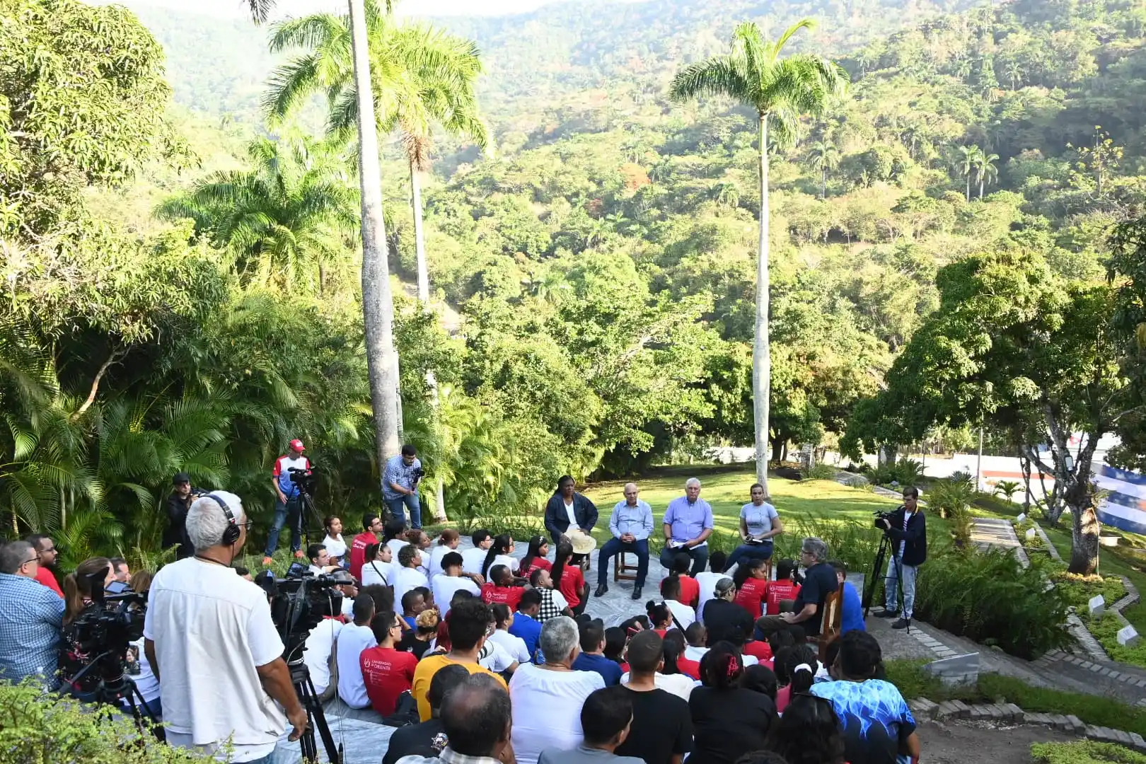 Image from Presidencia de Cuba: 🇨🇺| El *presidente Miguel Díaz-Canel Bermúdez, junto a unos 80 jóven...