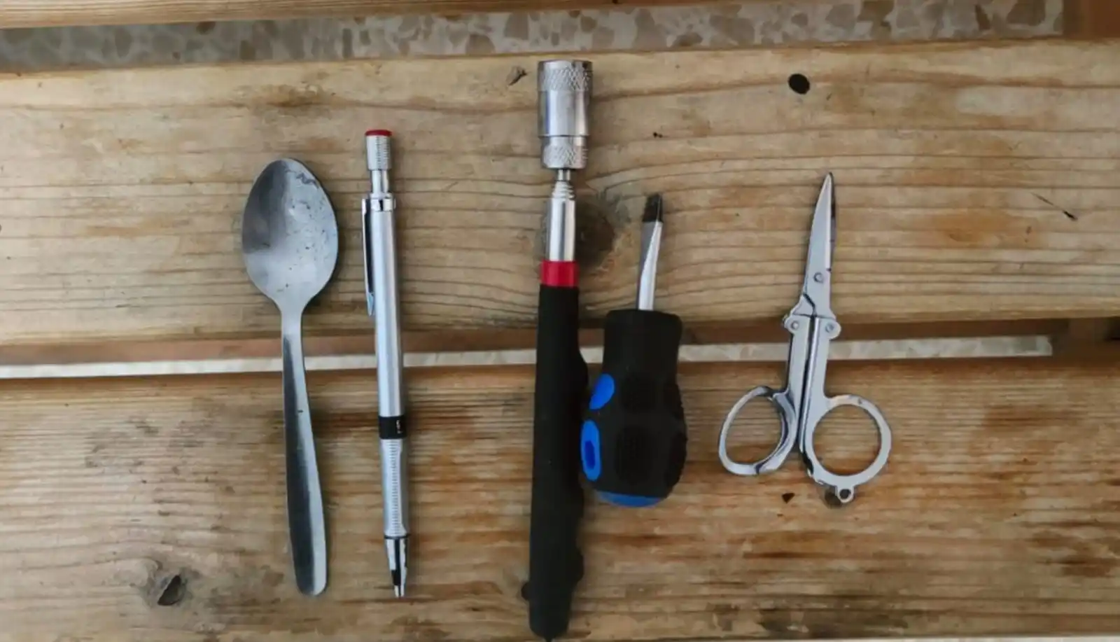 Image from Sal Televisión: 𝗗𝗲𝘁𝗲𝗻𝗶𝗱𝗼 𝗽𝗼𝗿 𝗳𝗼𝗿𝘇𝗮𝗿 𝗹𝗮𝘀 𝗽𝘂𝗲𝗿𝘁𝗮𝘀 𝗱𝗲 𝘃𝗮𝗿...