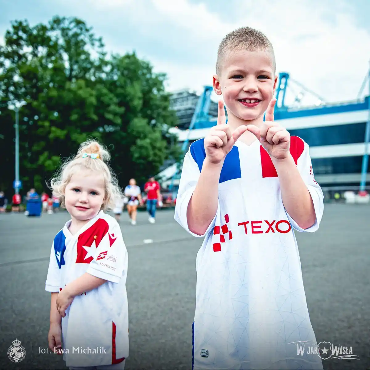 Image from Wisła Kraków 🔵⚪️🔴: Podaruj na Walentynki miłość... Do Wisły! 💙🤍❤️ --- Bilety na <a cla...
